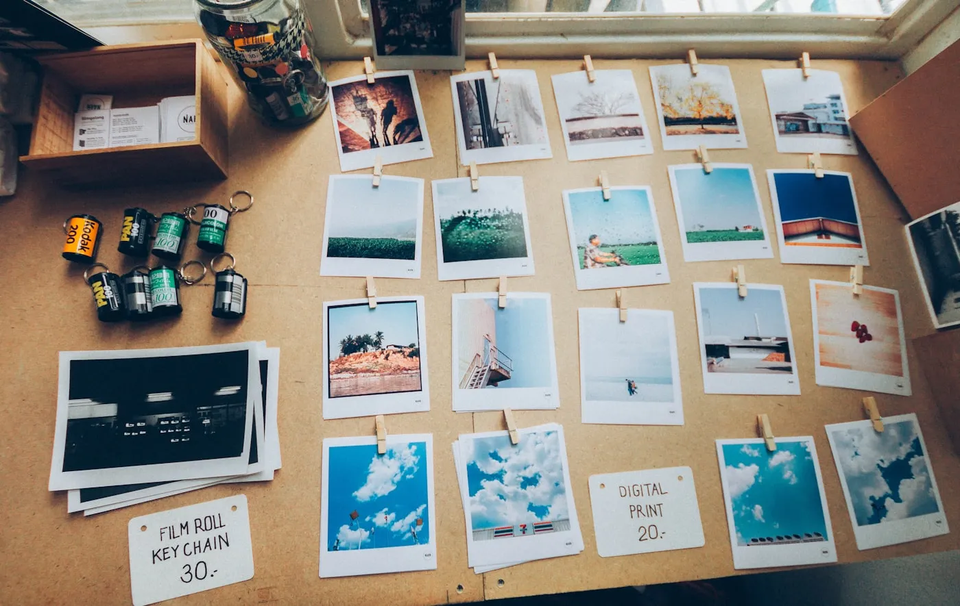 Bacheca con stampe fotografiche e rullini appesi