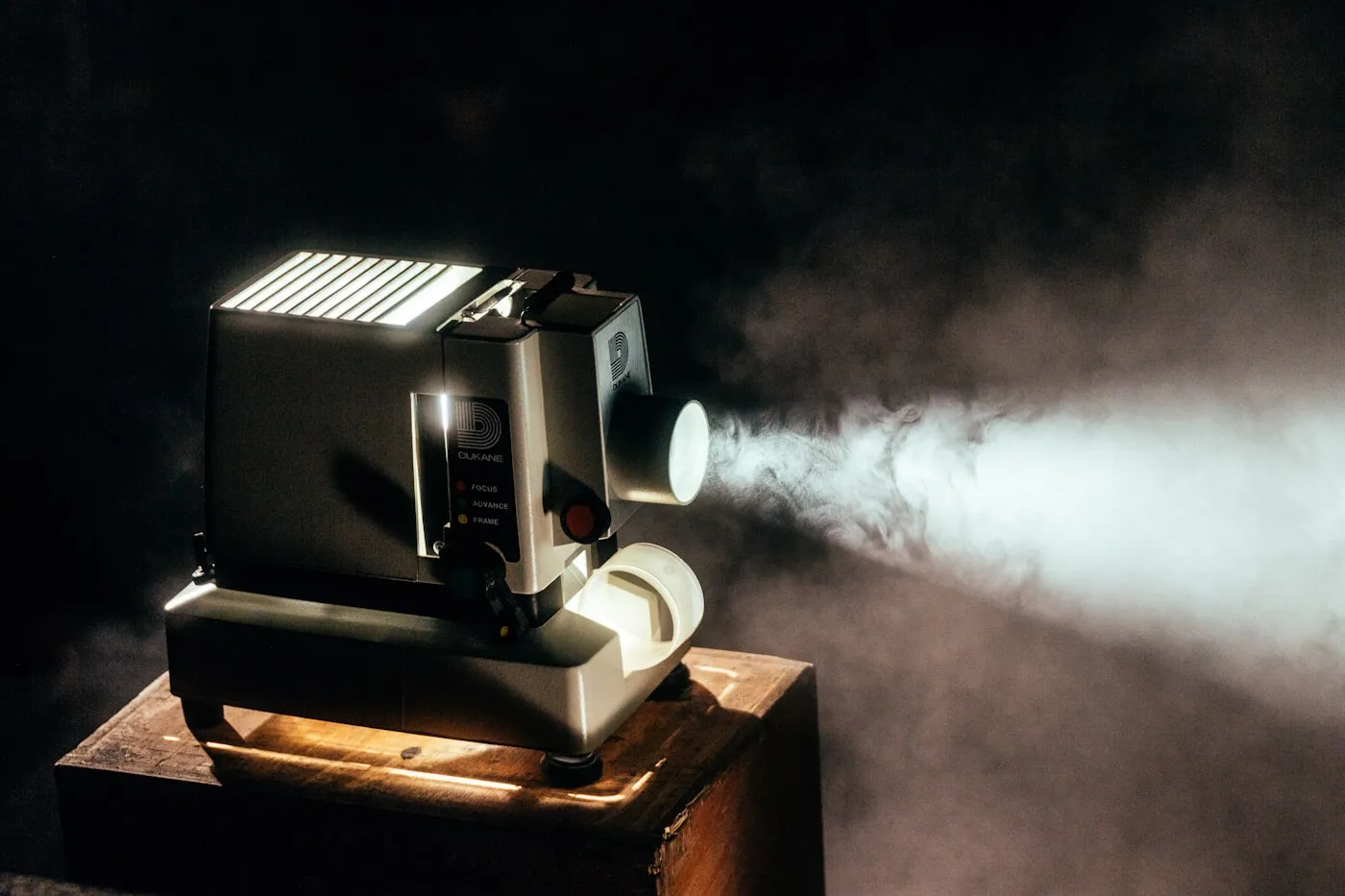 Proiettore per pellicola d'epoca con fascio di luce
